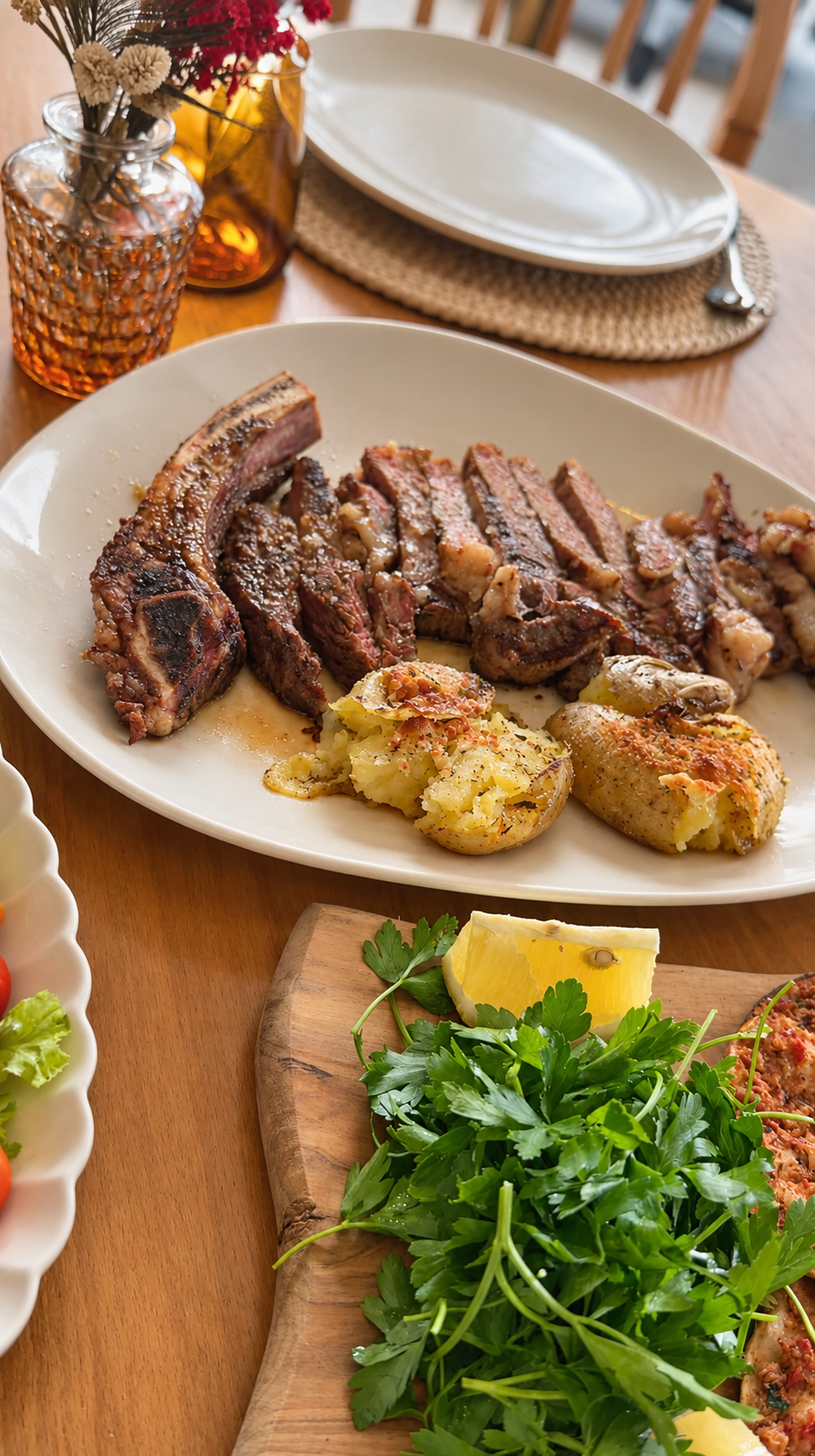 No1 Culinaria’da fırın patates eşliğinde dilimlenmiş kemikli Dallas steak.