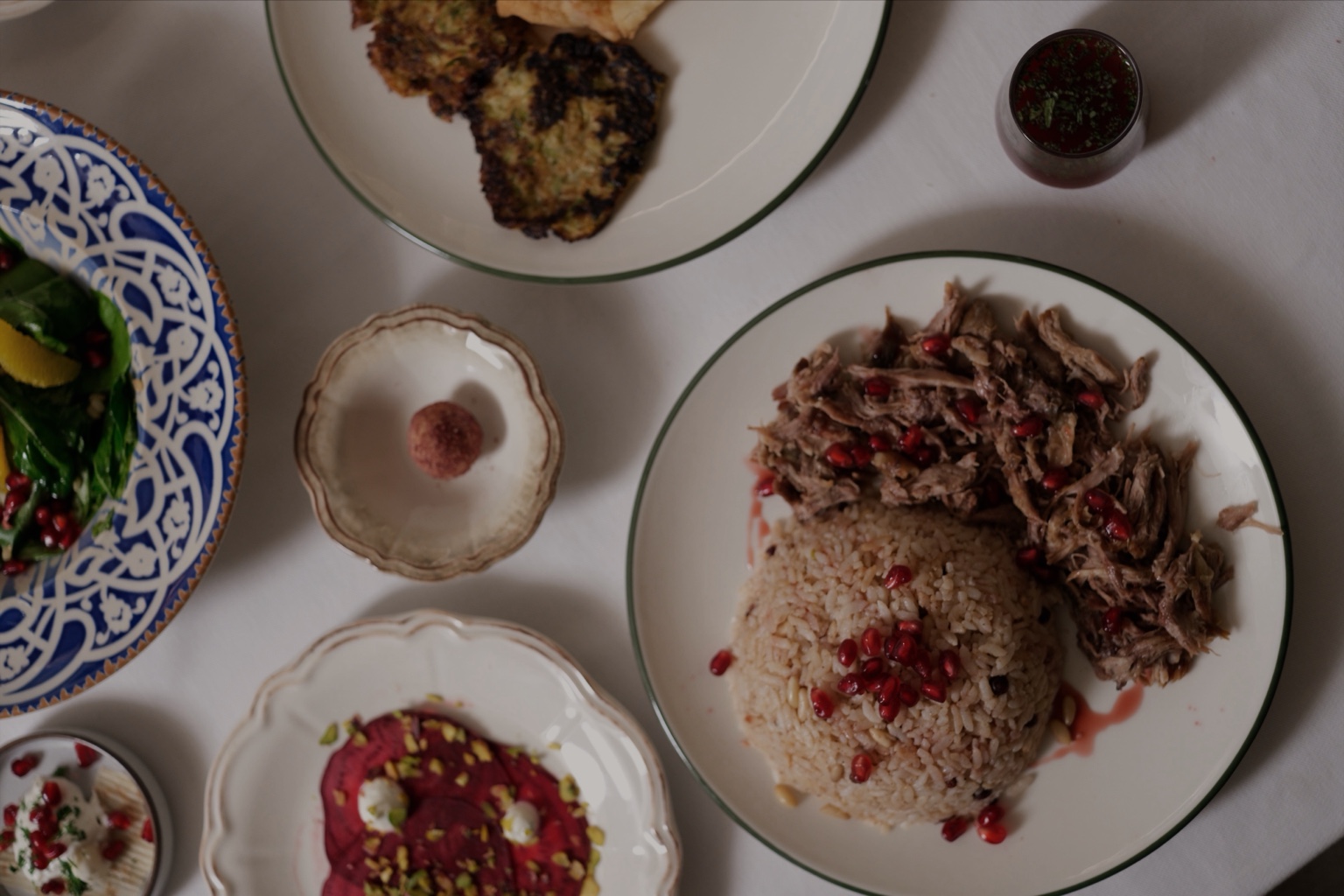 Sofrada Hikâye Var sofrasında et, pilav, salata ve paylaşımlık tabaklar