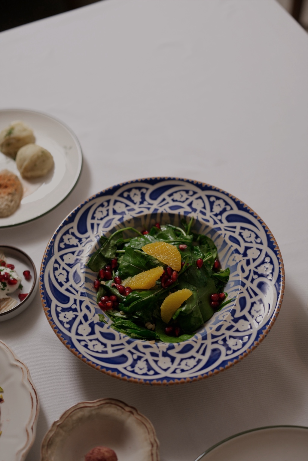 No1 Culinaria arşivinden mavi desenli tabakta narenciyeli salata