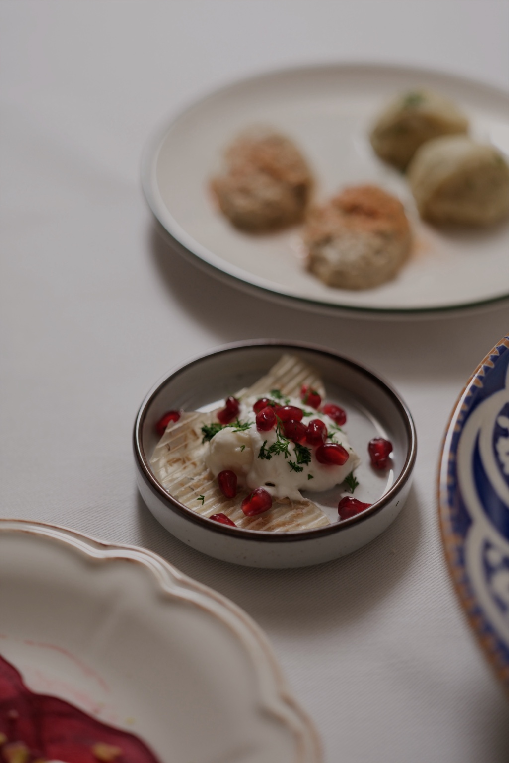 No1 Culinaria arşivinden nar taneleriyle sunulmuş bir tabak