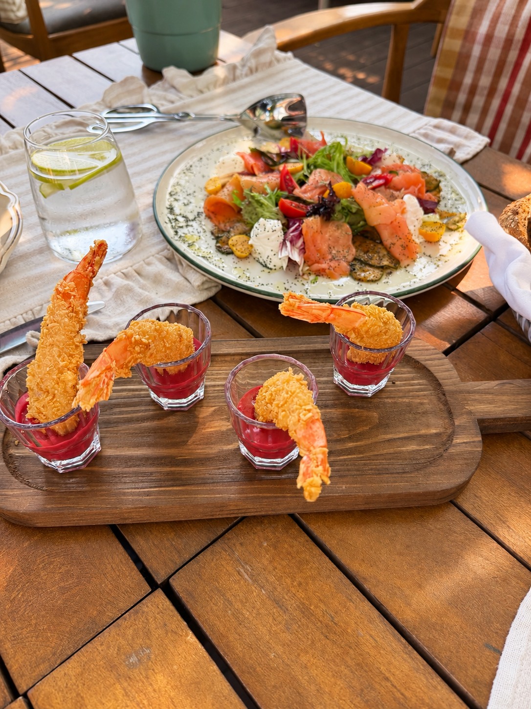 No1 Culinaria’da paylaşmak için sunulan çıtır karidesler ve renkli bir sofra